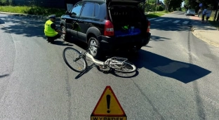 Rowerzystka potrącona w Miłoszycach. Seniorka trafiła do szpitala