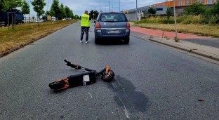 Samochód zderzył się z hulajnogą elektryczną. Młody mężczyzna ciężko ranny