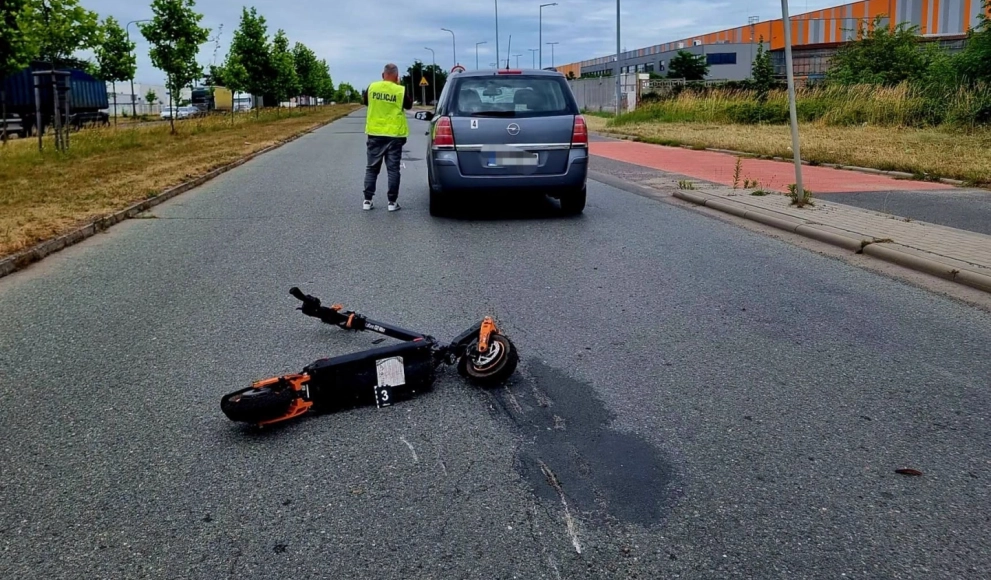 Samochód zderzył się z hulajnogą elektryczną. Młody mężczyzna ciężko ranny