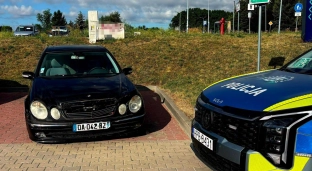 Policja poszukuje właściciela Mercedesa