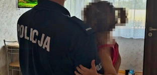 Dwuletnia dziewczynka sama jeździła rowerkiem po Oławie
