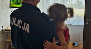 Dwuletnia dziewczynka sama jeździła rowerkiem po Oławie