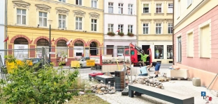 Zabytkowa studnia przy Brzeskiej odzyskuje dawny wygląd