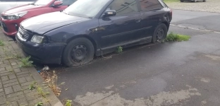 Wraki zajmują miejsca parkingowe? Czytelnik apeluje o rozwiązanie problemu