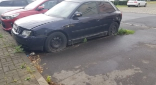 Wraki zajmują miejsca parkingowe? Czytelnik apeluje o rozwiązanie problemu