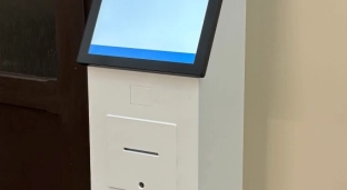 Odnowione biuro w jelczańskim urzędzie. Jest też nowy system kolejkowy