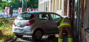 Zasłabł za kierownicą i uderzył w kamienicę. Tworzą się utrudnienia w ruchu