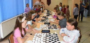 Warcabowa rywalizacja w Oławie. Zagrało 61 zawodniczek