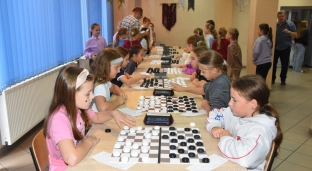 Warcabowa rywalizacja w Oławie. Zagrało 61 zawodniczek