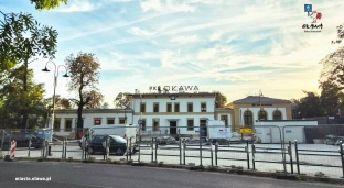 Neon PKP OŁAWA  już na budynku dworca