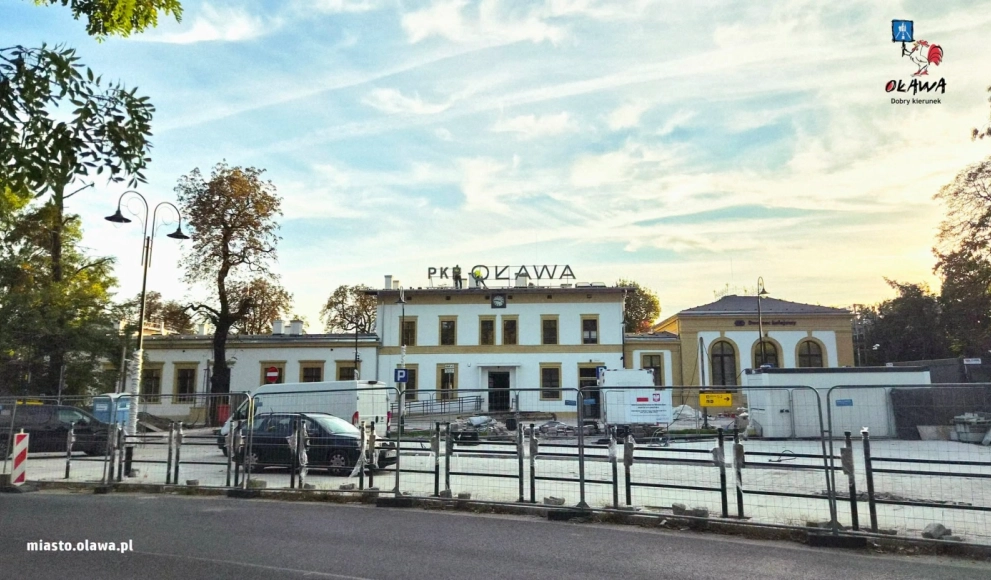 Neon PKP OŁAWA  już na budynku dworca