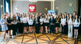 Burmistrz wręczył Złote Koguty najlepszym uczniom [ZDJĘCIA]