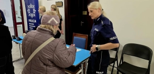 Policja ostrzega seniorów przed oszustami. Ważne rozmowy podczas Oławskiej Niedzieli
