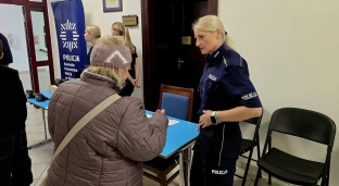 Policja ostrzega seniorów przed oszustami. Ważne rozmowy podczas Oławskiej Niedzieli
