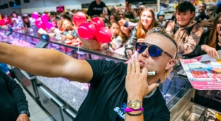 Tłumy fanów czekały na Skolima. Artysta odwiedził Oławę