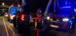 Policjanci uratowali młodą kobietę przed skokiem z mostu