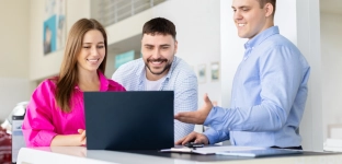 Wyposażenie biura na abonament. Dlaczego leasing laptopa to standard w branży IT?