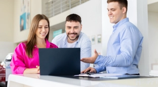 Wyposażenie biura na abonament. Dlaczego leasing laptopa to standard w branży IT?