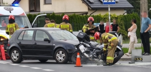 Utrudnienia w ruchu na Wiejskiej w Oławie. Samochód zderzył się z motocyklem