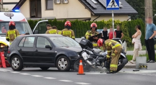 Utrudnienia w ruchu na Wiejskiej w Oławie. Samochód zderzył się z motocyklem
