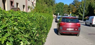 Zaparkowane samochody na Kasprowicza utrudniają przejście pieszym