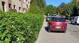 Zaparkowane samochody na Kasprowicza utrudniają przejście pieszym