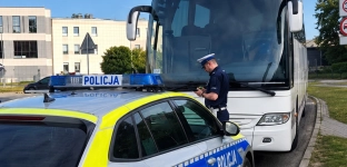 Policja kontroluje autobusy przewożące dzieci i młodzież