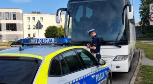 Policja kontroluje autobusy przewożące dzieci i młodzież