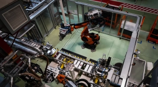 W jakich gałęziach przemysłu sprawdzi się automatyzacja produkcji?