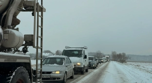 Kto odśnieża drogi? Jelcz-Laskowice przypomina, gdzie zgłaszać zimowe problemy