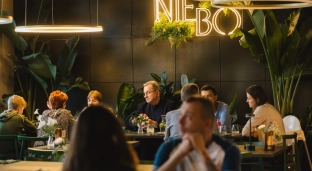 Restauracja NiEbO zaprasza na 1. urodziny. Cztery dni pełne muzyki, wyjątkowych smaków i niespodzianek.