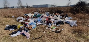 Jelcz-Laskowice: Sterta śmieci, w tym ważne dokumenty