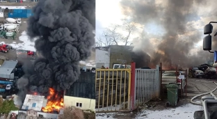 Duży pożar na terenie zakładu kasacji pojazdów