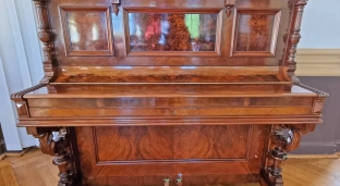 Odrestaurowane zabytkowe pianino stanęło w Sali Rycerskiej