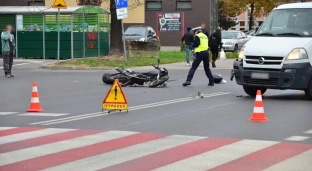 Zderzenie motocyklisty z samochodem. Droga zablokowana