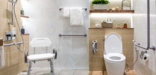 Łazienka bez barier dla seniora - co warto zmienić, żeby kąpiel była bezpieczna