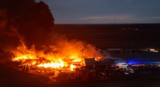 Potężny pożar fabryki zniczy w Bystrzycy. Z ogniem walczy kilkudziesięciu strażaków [GALERIA]