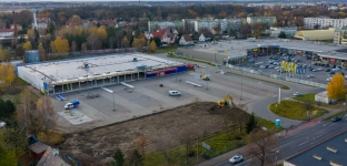 Dawne Tesco znika. Ruszyła rozbudowa kompleksu handlowego