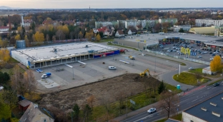 Dawne Tesco znika. Ruszyła rozbudowa kompleksu handlowego