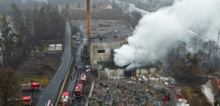 Pożar na Zwierzyńcu Dużym. Płonie stara papiernia [ZDJĘCIA]