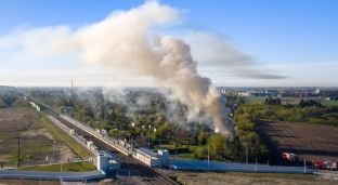 Pożar altanki przy przystanku Oława Zachodnia. Dym widoczny z kilku kilometrów
