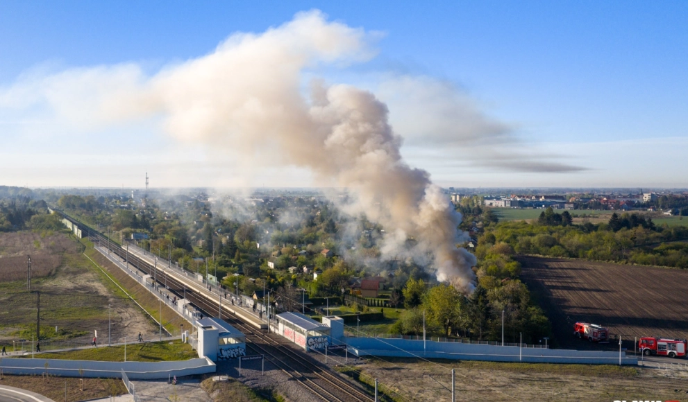 Pożar altanki przy przystanku Oława Zachodnia. Dym widoczny z kilku kilometrów