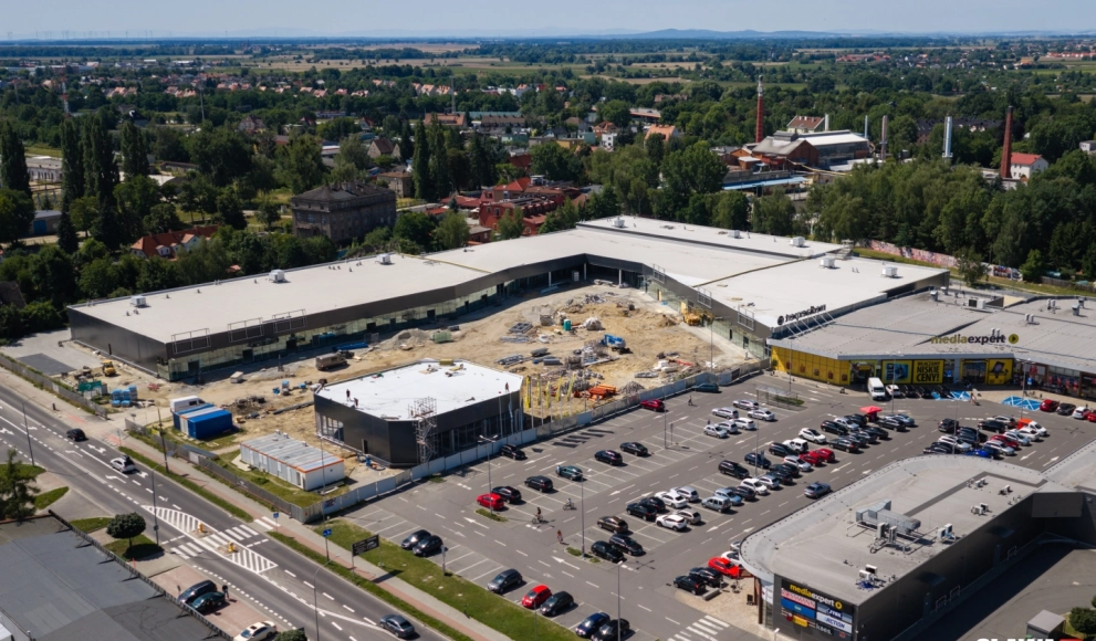 Nowe sklepy, gastronomia i klub fitness. Rozbudowa S1 zbliża się do końca