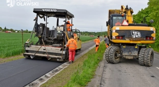 Końcowy etap inwestycji przy Kilińskiego w Oławie. Trwa układanie nawierzchni