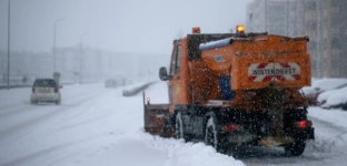 Trudne warunki na drogach w powiecie oławskim. Policja ostrzega kierowców i pieszych