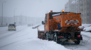 Trudne warunki na drogach w powiecie oławskim. Policja ostrzega kierowców i pieszych