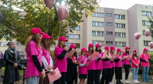 Miesiąc świadomości raka piersi. Marsz Różowej Wstążki w Oławie [ZDJĘCIA]