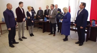 Trofeum z rąk burmistrza dla Bartka Deryło