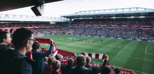 Jak drużyny kradną czas bez wyraźnego spowalniania gry w piłce nożnej?