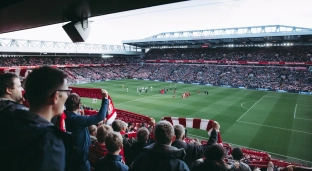 Jak drużyny kradną czas bez wyraźnego spowalniania gry w piłce nożnej?